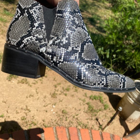 Bar III Snakeprint ankle booties with gem - Picture 3 of 6